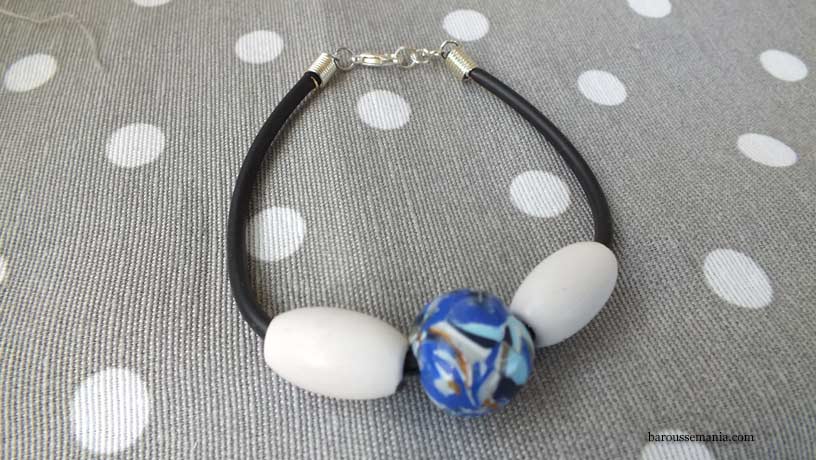 Bracelet fil souple noir perle blanc bleu